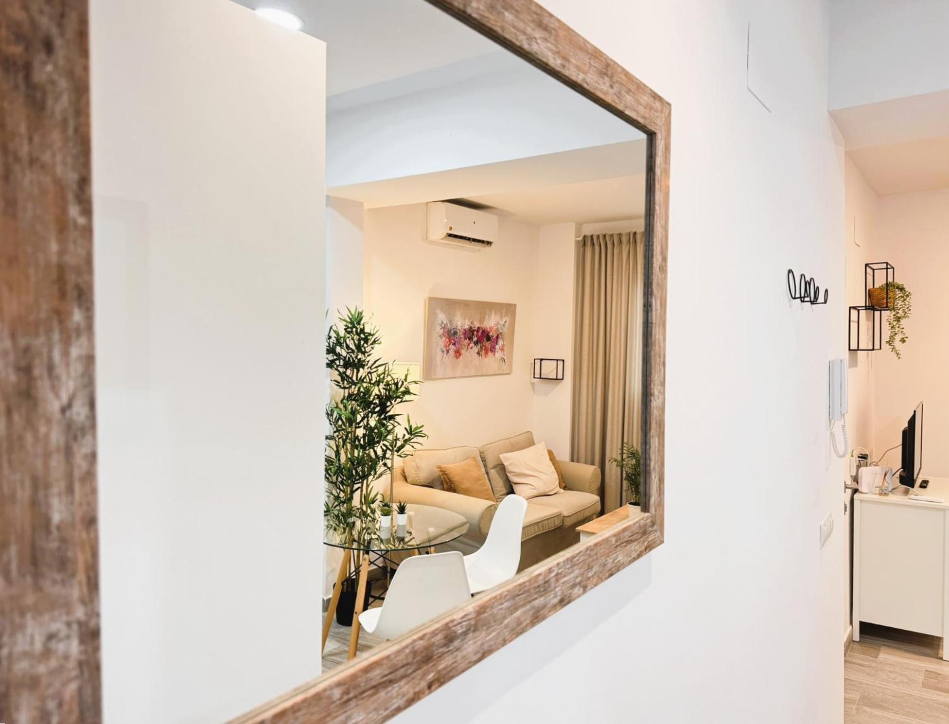 Cosy Close To Center